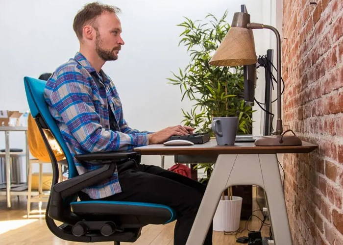 How to Sit Properly At Your Desk - FluidStance